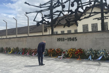 Predseda vl&aacute;dy Robert Fico (Smer-SD) počas n&aacute;v&scaron;tevy koncentračn&eacute;ho t&aacute;bora Dachau. FOTO: TASR/Dominika Ko&scaron;ť&aacute;lov&aacute;