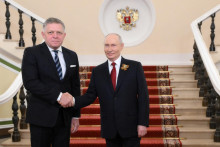 Predseda slovenskej vl&aacute;dy Robert Fico na n&aacute;v&scaron;teve u rusk&eacute;ho prezidenta Vladim&iacute;ra Putina v Moskve pri pr&iacute;ležitosti Dňa v&iacute;ťazstva Sovietskeho zv&auml;zu nad nacistick&yacute;m Nemeckom.

FOTO: REUTERS