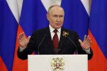 Rusk&yacute; prezident Putin ekonomick&eacute; probl&eacute;my zľahčuje. FOTO: Reuters