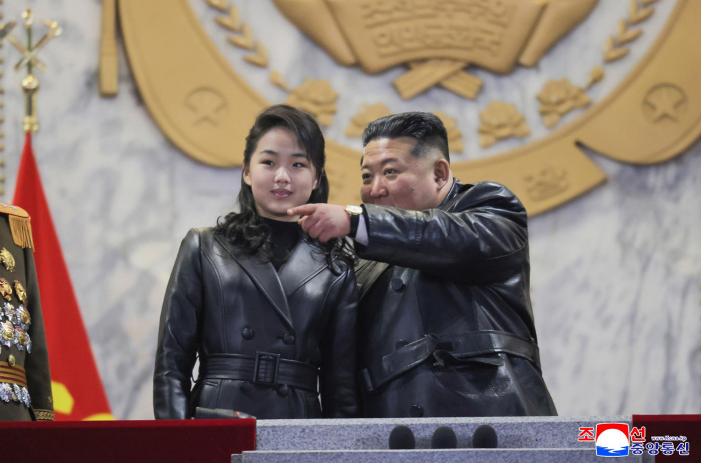 Na arch&iacute;vnej sn&iacute;mke z 25. febru&aacute;ra 2026 severok&oacute;rejsk&yacute; vodca Kim Čong-un (vpravo) a jeho dc&eacute;ra počas prehliadky v Pchjongjangu. FOTO: TASR/AP