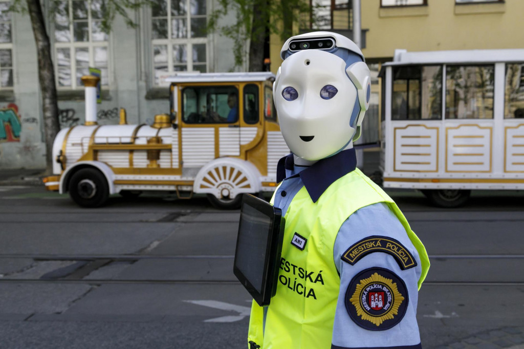 V&yacute;skumn&iacute;ci na Komensk&eacute;ho n&aacute;mest&iacute; v Bratislave testovali robota na riadenie dopravy.