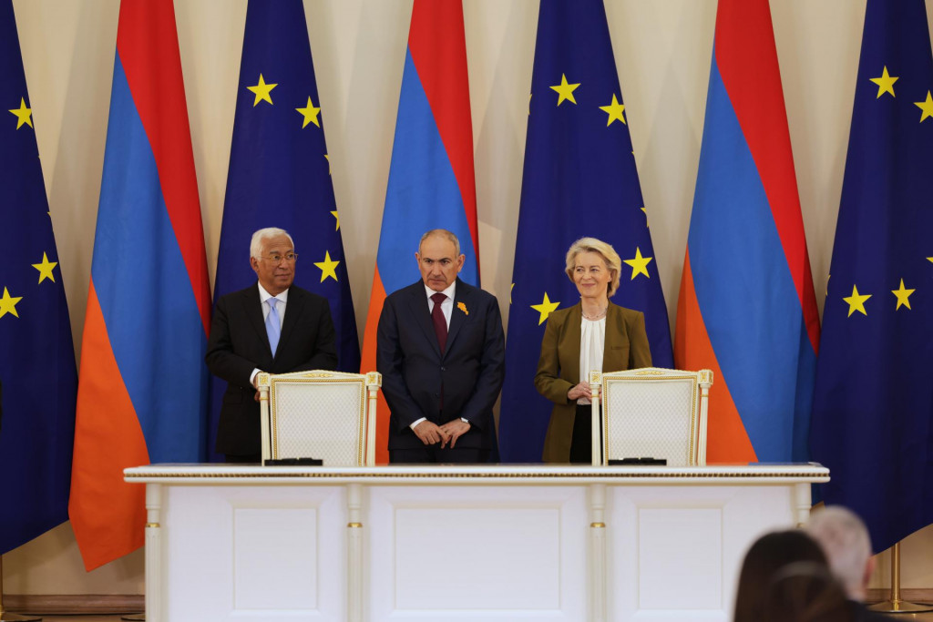 Predseda Eur&oacute;pskej rady Ant&oacute;nio Costa, arm&eacute;nsky premi&eacute;r Nikol Pa&scaron;injan a predsedn&iacute;čka Eur&oacute;pskej komisie Ursula von der Leyenov&aacute; počas samitu E&Uacute; &ndash; Arm&eacute;nsko v Jerevane. FOTO: TASR/AP