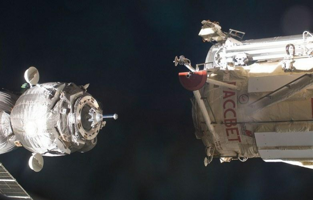Sojuz TMA-03M pri pribl&iacute;žen&iacute; k ISS, konkr&eacute;tne modulu Rassvet. FOTO: NASA