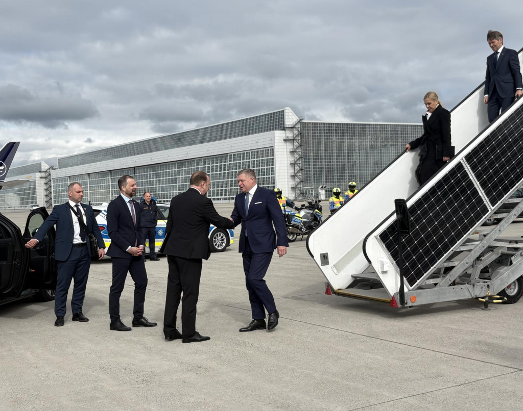 Predseda vl&aacute;dy Robert Fico (Smer-SD) a podpredsedn&iacute;čka vl&aacute;dy a ministerka hospod&aacute;rstva Denisa Sakov&aacute; vo &scaron;tvrtok r&aacute;no odcestovali do Nemecka. FOTO: TASR