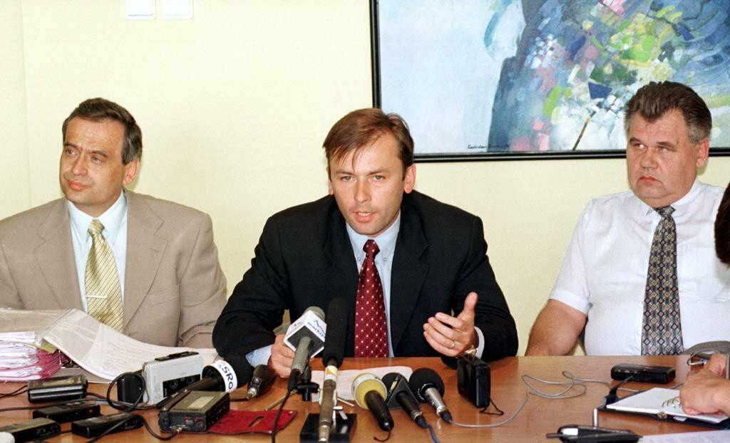 Br&iacute;fing Fondu n&aacute;rodn&eacute;ho majetku SR v Bratislave 29.j&uacute;na 1999. Na sn&iacute;mke zľava pr&aacute;vny z&aacute;stupca FNM Ernest Valko, prezident FNM Ľudov&iacute;t Kan&iacute;k a viceprezident Ladislav Sklen&aacute;r. FOTO: TASR/Pavol Funt&aacute;l