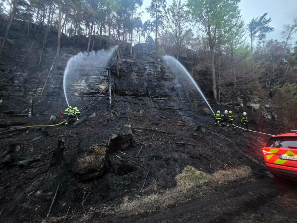Hasiči zasahuj&uacute; proti požiar v N&aacute;rodnom parku Česk&eacute; &Scaron;vajčiarsko. FOTO: X/Hasičsk&yacute; z&aacute;chrann&yacute; sbor ČR
