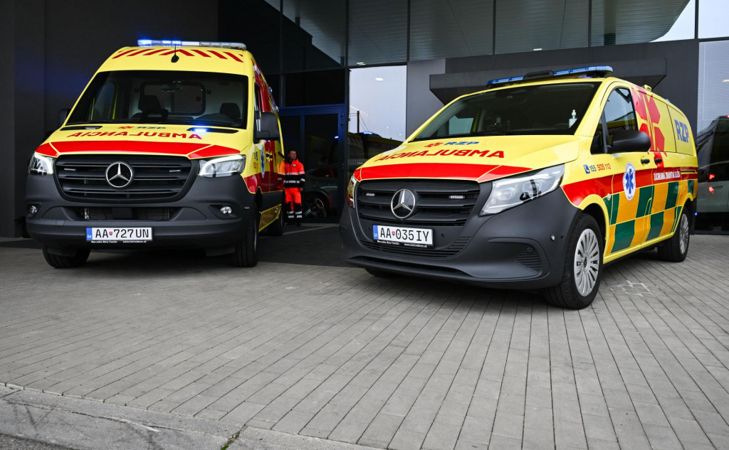 Sanitka mus&iacute; k pacientovi vy&scaron;tartovať do dvoch min&uacute;t. FOTO: TASR/M. Medňansk&yacute;
