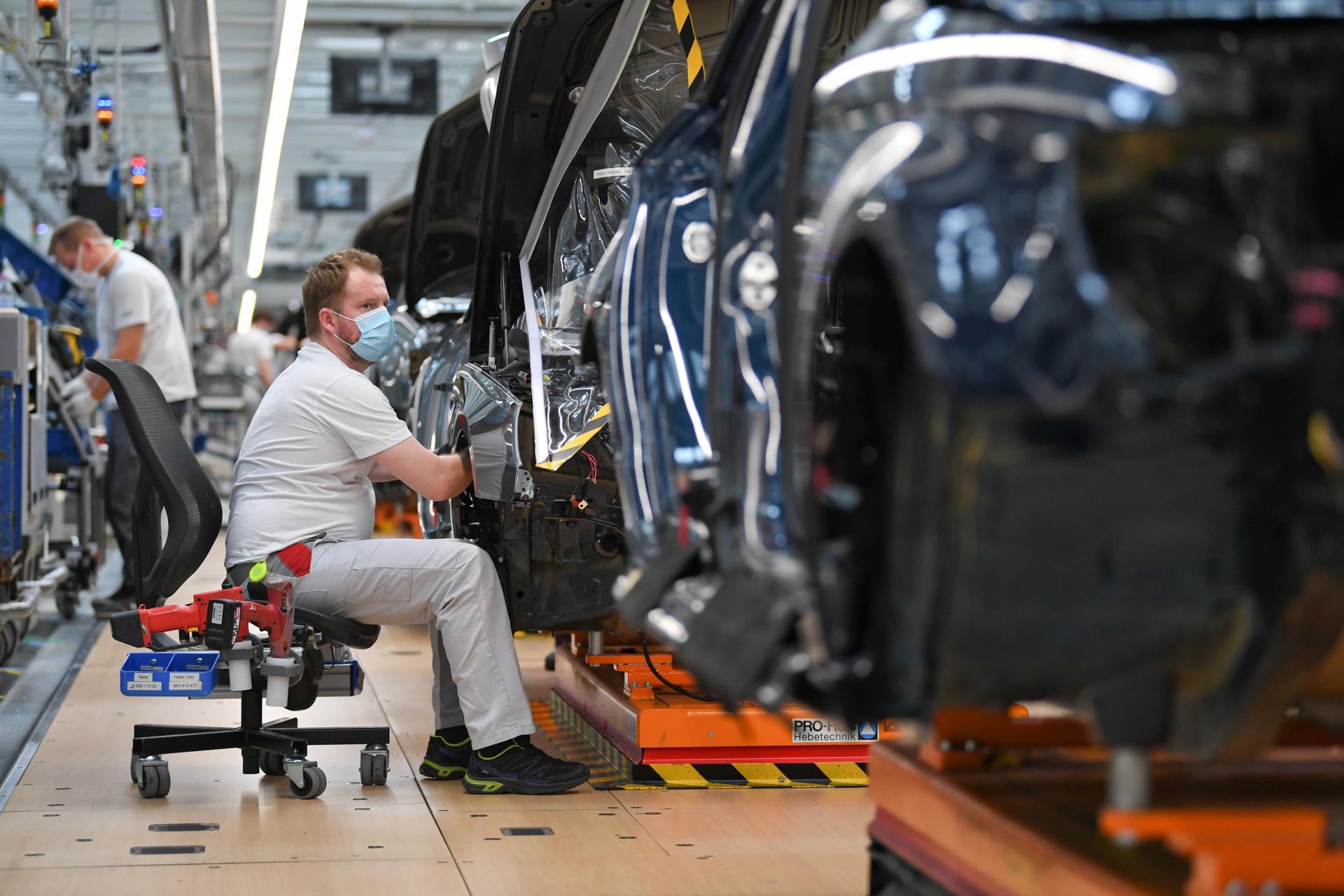 Slovensko už so Španielskom či Portugalskom prehráva. Naše automobilky namiesto impulzu zažívajú nové otrasy