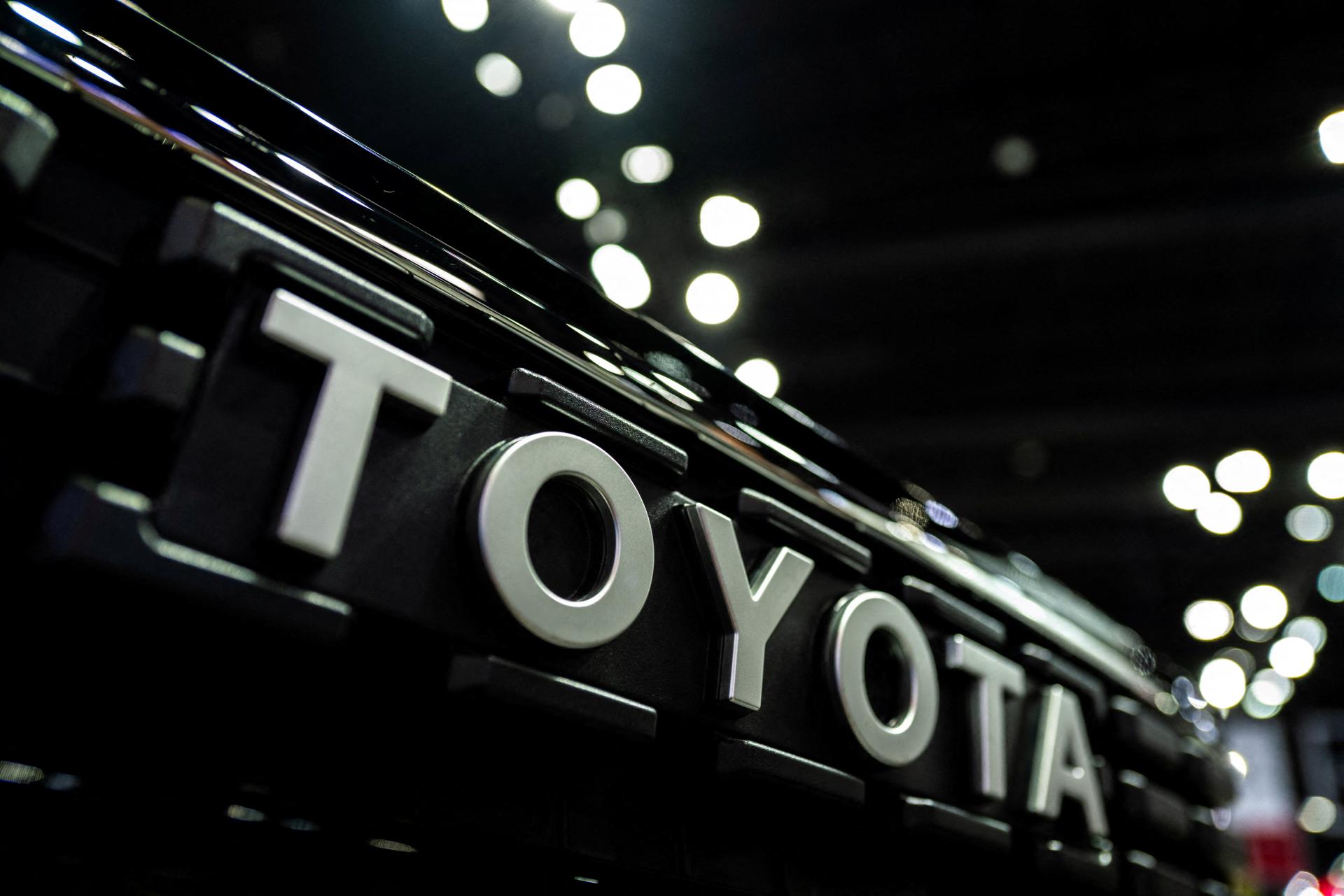 Toyota hl&aacute;si rekordn&eacute; tržby. Zisk v&scaron;ak v&yacute;razne klesol, najm&auml; pre Trumpove cl&aacute;