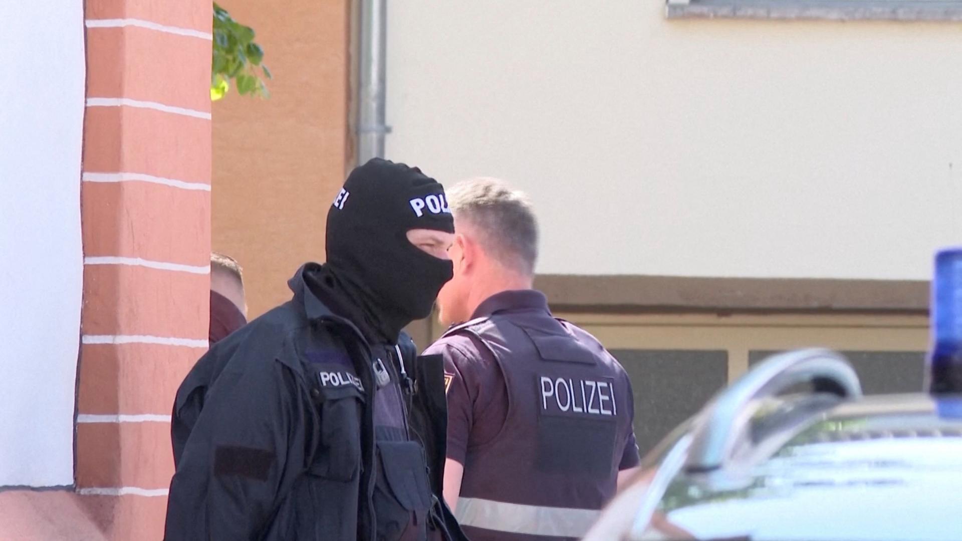 Páchatelia zajali rukojemníkov pri prepade banky na západe Nemecka. Polícia zatiaľ čaká na vývoj situácie