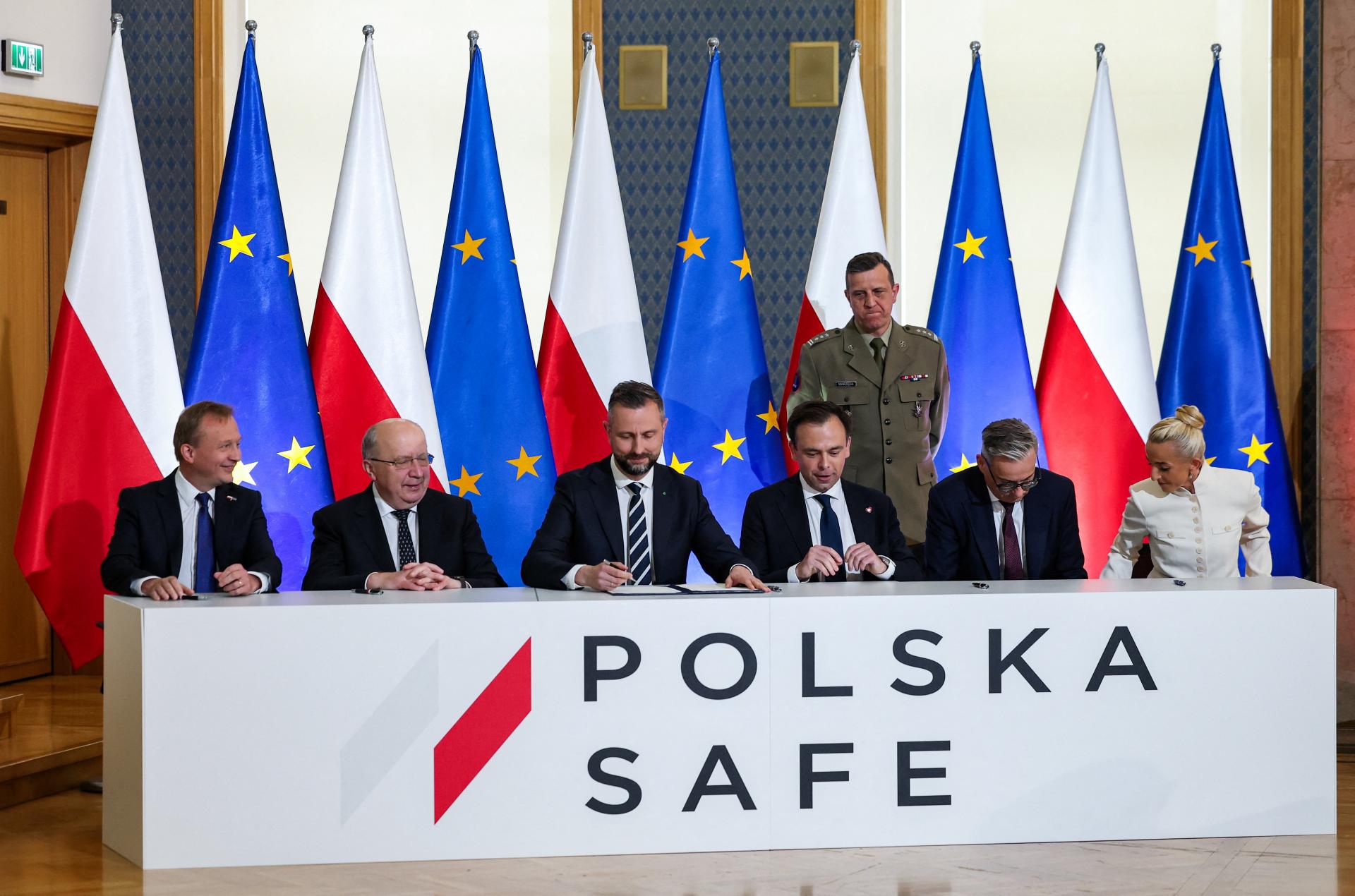 Desiatky mili&aacute;rd eur na moderniz&aacute;ciu arm&aacute;dy. Poľsko ako prv&aacute; krajina v E&Uacute; podp&iacute;salo zmluvu o n&aacute;stroji SAFE