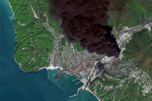 Na satelitnej sn&iacute;mke spoločnosti Vantor z 28. apr&iacute;la 2026, hust&yacute; dym st&uacute;pa počas požiaru po &uacute;toku ukrajinsk&yacute;ch dronov na ropn&uacute; rafin&eacute;riu v Tuapse v Rusku. FOTO: TASR/AP