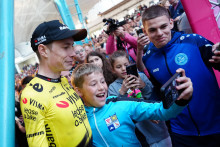 D&aacute;nsky cyklista Jonas Vingegaard (vľavo) z t&iacute;mu Visma-Lease a Bike p&oacute;zuje s fan&uacute;&scaron;ikmi počas predstavenia t&iacute;mov pred &scaron;tartom prest&iacute;žnych pretekov Giro d&lsquo;Italia v bulharskom Burgase. FOTO: TASR/AP