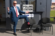 L&iacute;der britskej krajne pravicovej Reformnej strany Nigel Farage p&oacute;zuje fotografom počas komun&aacute;lnych volieb v meste Walton on the Naze vo &scaron;tvrtok 7. m&aacute;ja 2026. FOTO: TASR