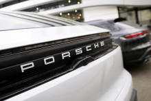 Podľa &scaron;&eacute;fa automobilky Michaela Leitersa &bdquo;je spoločnosť n&uacute;ten&aacute; robiť bolestiv&eacute; &scaron;krty vr&aacute;tane t&yacute;ch v div&iacute;zi&aacute;ch&ldquo;. FOTO: Reuters