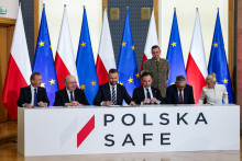Sl&aacute;vnostn&yacute; podpis dohody sa uskutočnil na &uacute;rade vl&aacute;dy za &uacute;časti ministra obrany Wladyslawa Kosiniaka-Kamysza, ministra financi&iacute; Andrzeja Domaňsk&eacute;ho a eurokomis&aacute;rov Andriusa Kubiliusa a Piotra Serafina. Pr&iacute;tomn&iacute; boli aj predstavitelia obrann&eacute;ho priemyslu. FOTO: REUTERS
