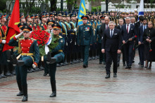 Slovensk&yacute; premi&eacute;r Robert Fico počas kladenia kvetov k hrobu nezn&aacute;meho vojaka v Moskve v piatok 8. m&aacute;ja 2026. FOTO: TASR/AP