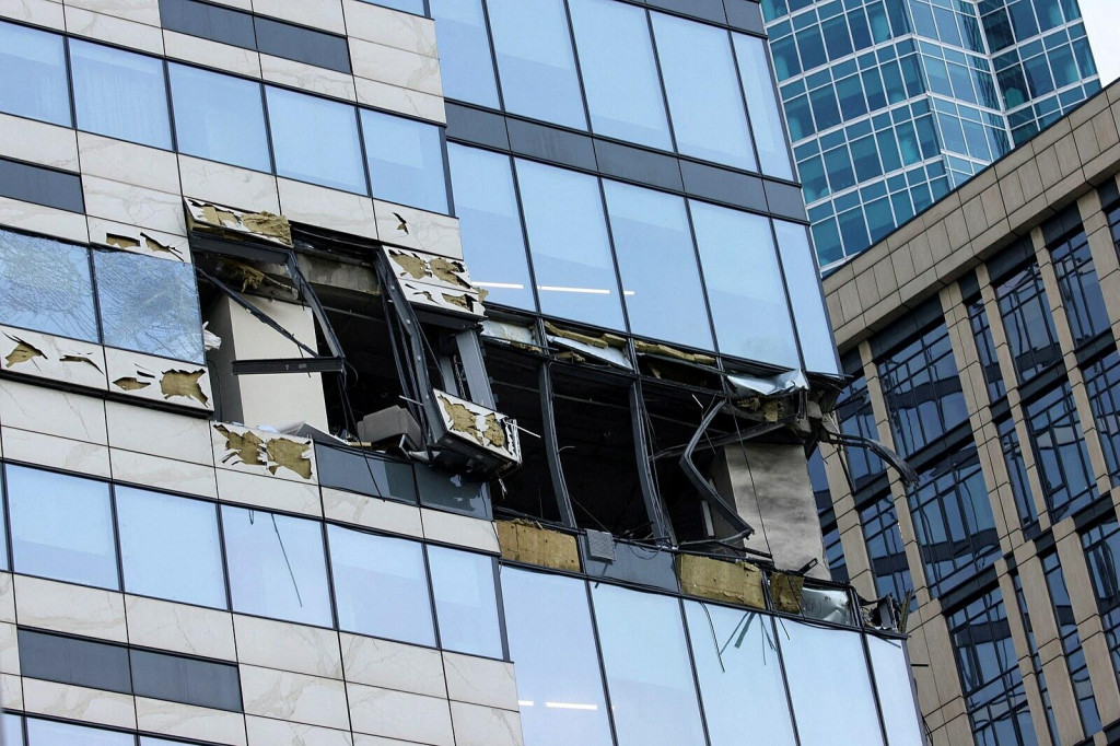 Pohľad na po&scaron;koden&uacute; fas&aacute;du kancel&aacute;rske budovy v Moskve po &uacute;dajnom &uacute;toku ukrajinsk&eacute;ho dronu. FOTO: Reuters
