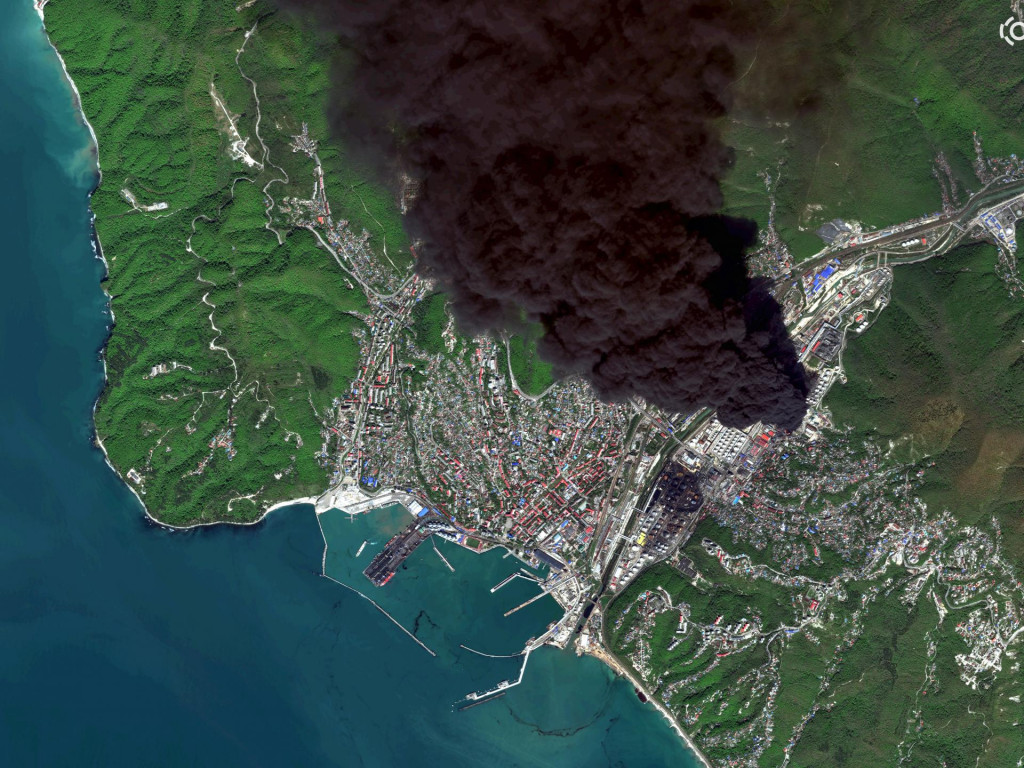 Na satelitnej sn&iacute;mke spoločnosti Vantor z 28. apr&iacute;la 2026, hust&yacute; dym st&uacute;pa počas požiaru po &uacute;toku ukrajinsk&yacute;ch dronov na ropn&uacute; rafin&eacute;riu v Tuapse v Rusku. FOTO: TASR/AP