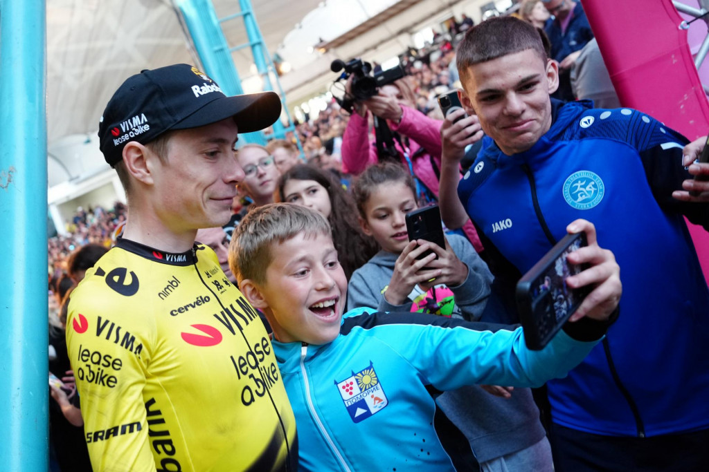 D&aacute;nsky cyklista Jonas Vingegaard (vľavo) z t&iacute;mu Visma-Lease a Bike p&oacute;zuje s fan&uacute;&scaron;ikmi počas predstavenia t&iacute;mov pred &scaron;tartom prest&iacute;žnych pretekov Giro d&lsquo;Italia v bulharskom Burgase. FOTO: TASR/AP
