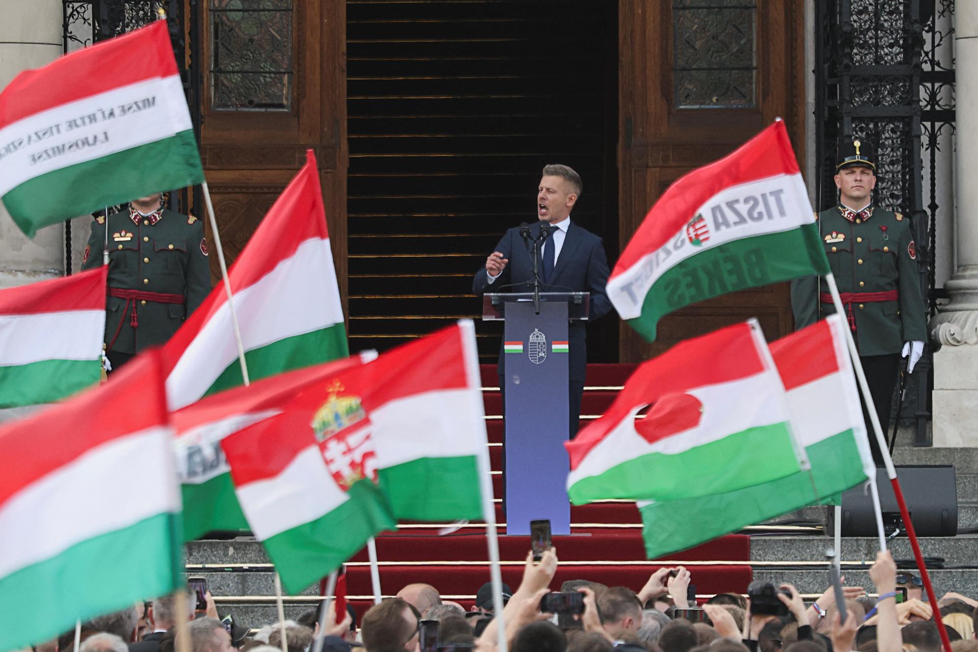 Pred parlamentom sa po zvolení Magyara konali oslavy „zmeny režimu“. Námestie zaplnil dav