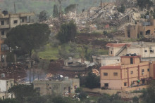 Izraelsk&iacute; vojaci jazdia v tanku v dedine v južnom Libanone. FOTO: TASR/AP