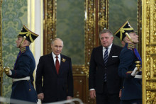 Rusk&yacute; prezident Vladimir Putin a slovensk&yacute; premi&eacute;r Robert Fico sa z&uacute;častňuj&uacute; na stretnut&iacute; v Moskve. FOTO: Reuters