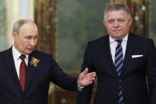 Slovensk&yacute; premi&eacute;r Robert Fico (vpravo) a rusk&yacute; prezident Vladimir Putin sa rozpr&aacute;vaj&uacute; počas Dňa v&iacute;ťazstva, ktor&yacute; si pripom&iacute;na koniec druhej svetovej vojny v Moskve. FOTO: TASR/AP