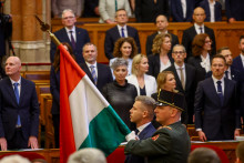 Nov&yacute; maďarsk&yacute; premi&eacute;r Peter Magyar počas sl&aacute;vnostn&eacute;ho zloženia pr&iacute;sahy v parlamente v Budape&scaron;ti.FOTO: Reuters