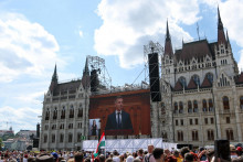 Nov&yacute; maďarsk&yacute; premi&eacute;r P&eacute;ter Magyar predn&aacute;&scaron;a prejav, zatiaľ čo dav zhromažden&yacute; pred budovou maďarsk&eacute;ho parlamentu sleduje ustanovuj&uacute;ce zasadnutie. FOTO: Reuters