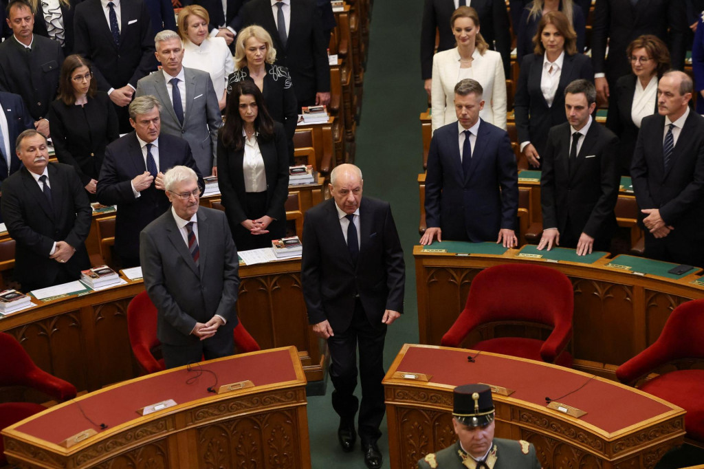 Maďarsk&yacute; prezident Tam&aacute;s S&uuml;lyok kr&aacute;ča počas ustanovuj&uacute;ceho zasadnutia maďarsk&eacute;ho parlamentu v Budape&scaron;ti. FOTO: Reuters
