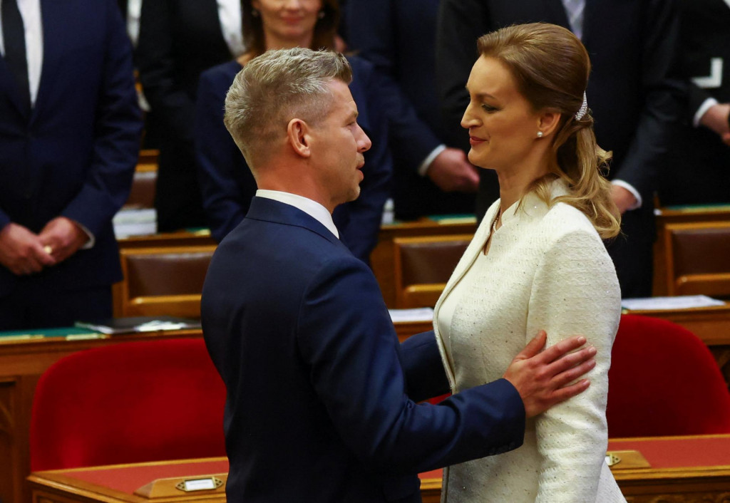 Novozvolen&yacute; maďarsk&yacute; premi&eacute;r Peter Magyar blahožel&aacute; novej predsedn&iacute;čke N&aacute;rodn&eacute;ho zhromaždenia Maďarska &Aacute;gnes Forsthofferovej počas ustanovuj&uacute;ceho zasadnutia maďarsk&eacute;ho parlamentu v Budape&scaron;ti. FOTO: Reuters