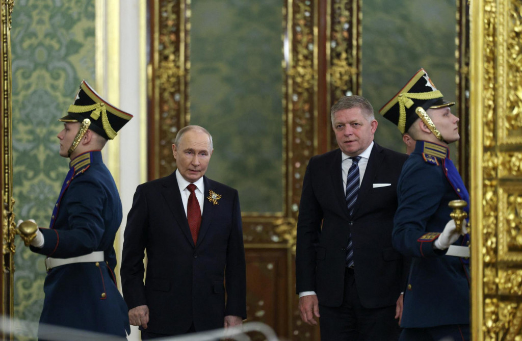 Rusk&yacute; prezident Vladimir Putin a slovensk&yacute; premi&eacute;r Robert Fico sa z&uacute;častňuj&uacute; na stretnut&iacute; v Moskve. FOTO: Reuters