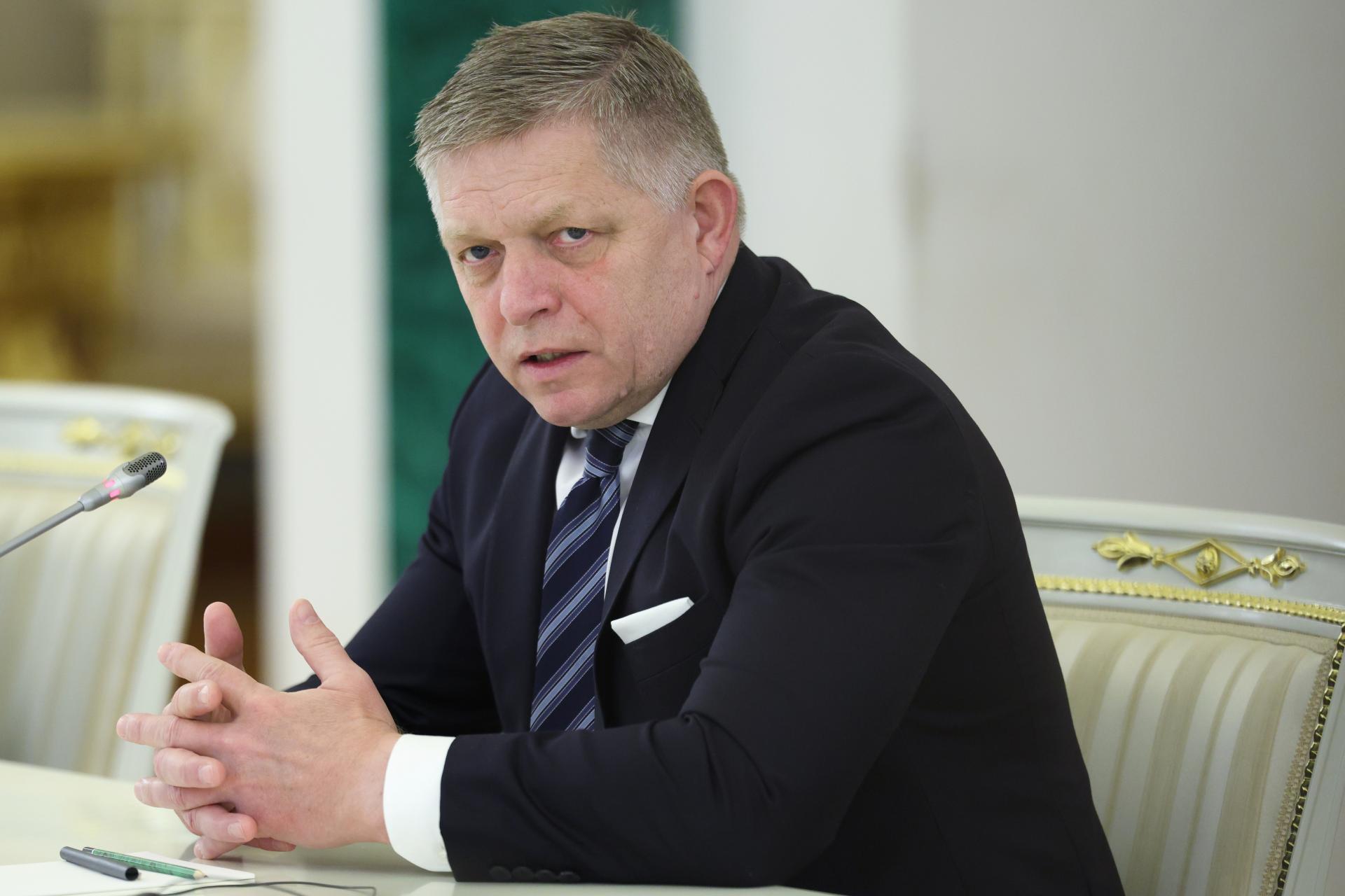 Fico vynechal oslavy víťazstva nad fašizmom. Zvolal urgentnú poradu s Transpetrolom