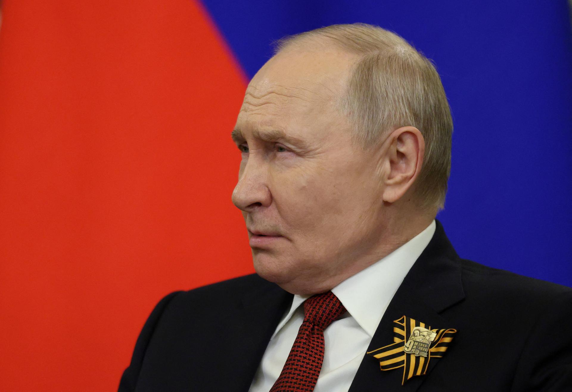 Nemecko spochybňuje Putinovu ponuku rokovaní. Schröder ako mediátor podľa Berlína nestačí