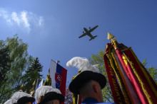 Oslavy 81. v&yacute;ročia v&iacute;ťazstva nad fa&scaron;izmom v Liptovskom Mikul&aacute;&scaron;i na Pam&auml;tn&iacute;k a vojensk&yacute; cintor&iacute;n H&aacute;j-Nicov&ocirc;.10. m&aacute;ja 2026 FOTO: TASR/Michal Sv&iacute;tok
