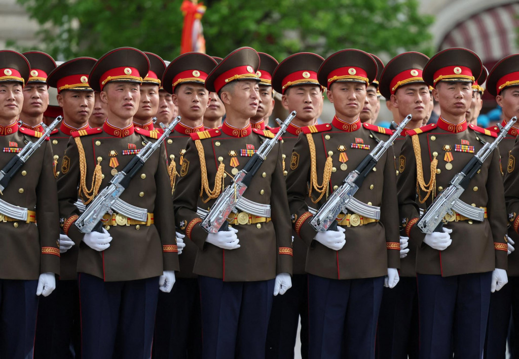 Severok&oacute;rejsk&yacute; vodca Kim Čong-un v sobotu zagratuloval rusk&eacute;mu prezidentovi Vladimirovi Putinovi pri pr&iacute;ležitosti osl&aacute;v Dňa v&iacute;ťazstva. FOTO: Reuters