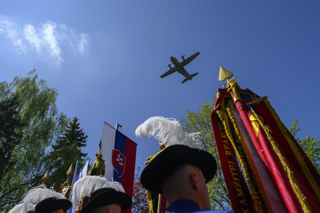 Oslavy 81. v&yacute;ročia v&iacute;ťazstva nad fa&scaron;izmom v Liptovskom Mikul&aacute;&scaron;i na Pam&auml;tn&iacute;k a vojensk&yacute; cintor&iacute;n H&aacute;j-Nicov&ocirc;.10. m&aacute;ja 2026 FOTO: TASR/Michal Sv&iacute;tok