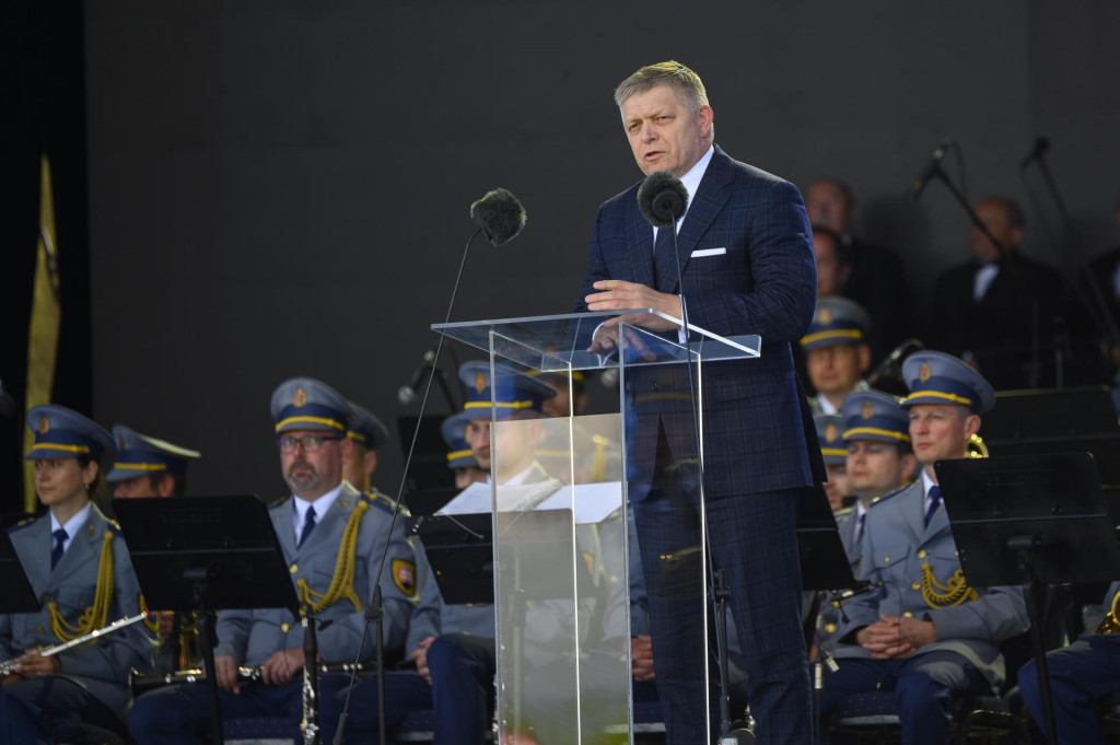 Oslavy 81. v&yacute;ročia v&iacute;ťazstva nad fa&scaron;izmom v Liptovskom Mikul&aacute;&scaron;i na Akad&eacute;mii ozborjen&yacute;ch s&iacute;l. Na sn&iacute;mke predseda vl&aacute;dy SR Robert Fico počas pr&iacute;hovoru. 10. m&aacute;ja 2026 FOTO: TASR/Michal Sv&iacute;tok