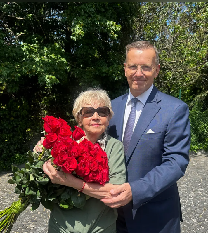 Every year, mom Anna earns a bouquet from her attentive son.