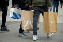 Mnoh&eacute; podniky podľa Ifo hl&aacute;sia aj narastaj&uacute;ce probl&eacute;my s likviditou, pretože z&aacute;kazn&iacute;ci &scaron;etria alebo vyhl&aacute;sili platobn&uacute; neschopnosť. FOTO: REUTERS