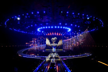 Pohľad na p&oacute;dium počas otvorenia s&uacute;ťaže Eurovision Song Contest vo Viedni. FOTO: Reuters