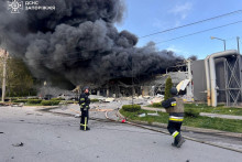 Hasiči pracuj&uacute; na mieste rusk&eacute;ho leteck&eacute;ho &uacute;toku v Z&aacute;porož&iacute;. FOTO: Reuters/Tlačov&aacute; služba &Scaron;t&aacute;tnej z&aacute;chrannej služby Ukrajiny v Z&aacute;porožskej oblasti