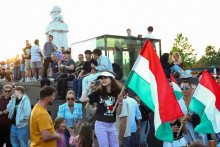 Po tom, ako P&eacute;ter Magyar zložil premi&eacute;rsku pr&iacute;sahu, časť Maďarov to osl&aacute;vila. FOTO: Reuters
