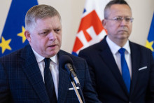 Predseda vl&aacute;dy Robert Fico a minister financi&iacute; Ladislav Kamenick&yacute; si bud&uacute; chcieť za rast miezd na Slovensku prip&iacute;sať kredit. FOTO: TASR
