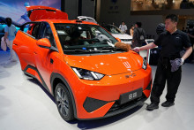 Rast&uacute;ci rozdiel medzi slab&yacute;m dom&aacute;cim trhom a siln&yacute;m exportom je viditeľn&yacute; aj u najv&auml;č&scaron;ieho svetov&eacute;ho v&yacute;robcu elektromobilov BYD. FOTO: REUTERS