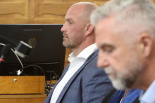 Na sn&iacute;mke sprava s&uacute;časn&yacute; podpredseda N&aacute;rodnej rady SR, ktor&yacute; v rokoch 2012 až 2018 zast&aacute;val post prezidenta Policajn&eacute;ho zboru SR Tibor Ga&scaron;par a nitriansky podnikateľ Norbert B&ouml;d&ouml;r na pracovisku &Scaron;pecializovan&eacute;ho trestn&eacute;ho s&uacute;du v Banskej Bystrici 11. m&aacute;ja 2026.

FOTO: TASR/J&aacute;n Kro&scaron;l&aacute;k
