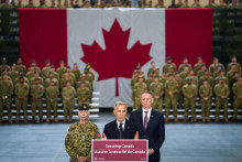 Kanadsk&yacute; premi&eacute;r Mark Carney predniesol prejav o obrane a bezpečnosti vo Fort York v Toronte v kanadskom Ont&aacute;riu. FOTO: Reuters