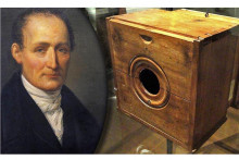 Hoci je Franc&uacute;z Joseph Nic&eacute;phore Ni&eacute;pce (7. 3. 1765 &ndash; 5. 7. 1833) otcom prv&yacute;ch fotografi&iacute; v dejin&aacute;ch, on s&aacute;m žiadny fotografick&yacute; portr&eacute;t nem&aacute;. Jeho tv&aacute;r pozn&aacute;me len z obrazov, ako je napr&iacute;klad tento od L&eacute;onarda Fran&ccedil;oisa Bergera. Vpravo je &bdquo;camera obscura&ldquo;, pr&iacute;stroj, ktor&eacute;ho prostredn&iacute;ctvom vytv&aacute;ral svoje sn&iacute;mky.
