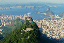 Azda najikonickej&scaron;iu scen&eacute;riu Južnej Ameriky n&aacute;jdete v braz&iacute;lskom megapolise Rio de Janeiro so sl&aacute;vnou sochou Krista Spasiteľa, Cukrovou homoľou a mnoh&yacute;mi z&aacute;tokami. FOTO: Wikimedia Commons